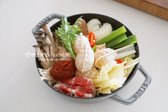 사골육수를 자작하게 부어주고, 냄비 크기와 재료 양에 맞춰 넉넉히 조절해 넣어줍니다.