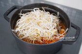 무가 절반 이상 익으면 표고버섯과 숙주를 넣어줍니다.