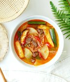 경상도식 소고기무국은 매콤하고 시원한 국물 맛으로, 소고기와 무를 넣고 고추기름으로 깊은 풍미를 더한 간단한 국물 요리입니다. 추운 날에 한 그릇 푸짐하게 먹기 좋은 맛있고 든든한 해장국입니다.