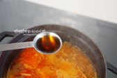 국물이 끓어오르면 참치액 1 큰 술을 넣어줍니다.