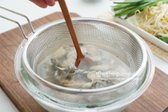 물 500ml에 소금 1 큰 술을 녹여 소금물을 만듭니다. 굴을 소금물에 넣고 살살 저어 불순물을 제거한 뒤 흐르는 물에 헹구고 물기를 제거합니다.