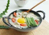 달걀을 곁들여 풍미를 더하고, 제철 굴의 부드러운 식감과 깊은 바다향을 즐길 수 있습니다. 굴국밥은 시원하고 칼칼한 맛으로 해장이나 든든한 식사로 제격입니다.