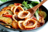 오징어고추장찌개는 칼칼하고 매콤한 국물 맛이 일품으로, 쑥갓과 함께 먹으면 더욱 맛있습니다. 바다 감칠맛과 매운맛이 어우러져 시원하고 진한 맛을 즐길 수 있는 완벽한 저녁 메뉴입니다.