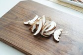 표고버섯은 밑동을 분리한 뒤 슬라이스하여 줍니다.