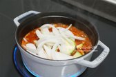 국물이 끓으면 애호박, 양파, 표고버섯을 넣어줍니다.​