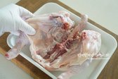 닭은 껍질째 삶아 고소한 맛을 내되, 기름이 많은 부분과 꽁지, 날개 끝은 제거합니다. 배를 반으로 갈라 뼈에 붙은 내장을 꼼꼼히 제거한 뒤 흐르는 물에 헹구어 깔끔히 손질합니다.
