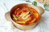 닭 한 마리를 푹 삶아 진한 육수를 내고, 발라낸 살과 채소, 나물을 함께 끓여 완성한 닭개장은 얼큰하고 깊은 맛이 특징입니다. 맛있게 요리해 즐겨보세요!