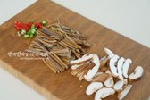 삶은 고사리는 3~4cm 길이로 자르고, 표고버섯은 편으로 썰며, 고추는 송송 썹니다. 매운맛은 고추 양으로 조절하고, 토란대나 느타리버섯을 추가하면 식감이 더욱 풍부해집니다.