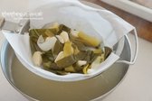 닭육수가 우러나면 닭을 건져내 식힙니다. 1시간 이상 끓이면 고기가 퍽퍽해질 수 있으니 주의합니다. 육수는 체에 면포를 깔아 기름을 제거하며 걸러냅니다.