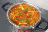 육수를 자작하게 부어 건더기를 넣고 끓이다가, 무가 2/3 이상 익으면 숙주와 닭고기를 넣어 팔팔 끓입니다. 끓어오르면 대파와 고추를 넣고, 간은 소금으로 맞춰 마무리합니다.