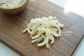 도라지는 5~6cm 길이로 자르고, 굵은 부분은 칼집을 넣어 손질해 줍니다.