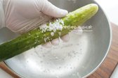 오이는 굵은소금으로 문질러 세척하여 줍니다.