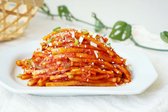 편스토랑 류수영 무생채는 무를 채 썰어 매콤하고 새콤달콤한 양념으로 맛을 낸 간단한 반찬입니다. 하루 숙성하면 더욱 깊은 맛을 느낄 수 있으며, 비빔밥이나 국수, 수육 등과 잘 어울립니다.