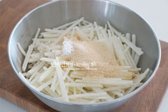 볼에 무채를 넣고 설탕 4 큰 술, 천일염 1/2 큰 술을 넣어준 뒤 버무려줍니다.
