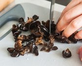돼지고기, 표고버섯, 죽순, 두부는 채 썰어두고 목이버섯은 물에 불렸다가 먹기 좋은 크기로 찢어둔다. 돼지고기는 청주를 뿌리고 소금, 후추로 간한다.