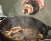 달궈진 냄비에 고추기름을 두르고 돼지고기를 볶다가 육수를 넣어 끓이고, 육수가 끓기 시작하면 죽순, 목이버섯, 표고버섯을 넣어준 후, 중국간장과 흑초로 간을 맞춘다.