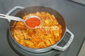 신맛 조절을 위해 설탕 1/3 큰 술과 고춧가루 1 큰 술을 추가합니다.