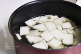 물에 다시팩을 넣고 10분간 우린 뒤 티백을 건져냅니다. 한 입 크기로 썬 무를 넣어 충분히 익힌 뒤, 나머지 재료는 살짝 익혀 마무리합니다.