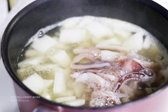 메인 재료는 깨끗이 씻어 먹기 좋은 크기로 썰어둡니다. 무가 익으면 나머지를 넣고 3분 정도 끓이면 맛이 충분히 우러납니다.