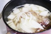 양파를 얇게 채 썰어 넣어 쓴맛을 잡고, 칼칼한 국물에 달콤함을 더합니다.