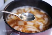 해산물을 쓰는 국물 요리이므로 맛술을 2번 덜어 넣어 잡내를 잡고 풍미를 더합니다.