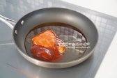 팬에 고추장 2 큰 술, 케첩 2 큰 술, 맛간장 2 큰 술, 맛술 2 큰 술, 물엿 2 큰 술, 꿀 1½ 큰 술, 다진 마늘 1 작은 술, 고추기름 1 큰 술을 넣고 가볍게 저어줍니다.
