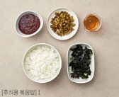 미리 만들어둔 여분의 양념장 2~3큰술, 0.5cm 두께로 썬 마늘쫑 장아찌, 참기름, 밥, 김가루를 준비합니다.