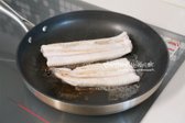 ​​달군 팬에 식용유를 약간 두르고 장어의 껍질 부분이 아래로 가도록 올려 구워줍니다. 그리고 앞뒤로 노릇노릇하게 구워줍니다.