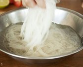 버미셀리 누들은 찬물에 30분 정도 불렸다가 끓는 물에 2~3분 데쳐낸 후 물기를 뺀다.