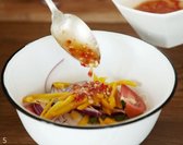 큰 볼에 버미셀리 누들, 칵테일 새우, 셀러리, 양파를 넣고 미리 만들어둔 소스를 부어 잘 섞어준다.