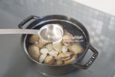 팔팔 끓는 육수에 바지락과 편으로 썬 마늘을 넣습니다. 깔끔한 국물을 위해 마늘은 편으로 썰어 사용하며, 생강술(청주) 1 큰 술을 함께 넣어줍니다