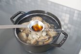 가장자리가 끓기 시작하면 참치액 2/3 큰 술을 넣어 바다의 감칠맛을 더합니다. 간은 기호에 따라 조절하며, 소금, 맛소금, 액젓으로 대체해도 좋습니다.