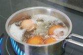 달걀은 소금과 식초를 넣고 12분 삶아줍니다.