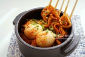 빨간 어묵은 매운 양념 소스로 자작하게 끓여 간단하게 즐길 수 있는 별미로, 어묵, 유부주머니, 달걀 등을 넣어 풍미를 더할 수 있습니다. 술안주나 간식으로 좋으며, 뜨겁게 먹을 때 더욱 맛있습니다.