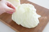 양배추 반 통을 2등분으로 나누어 준비하며, 겉의 시든 잎은 제거합니다.