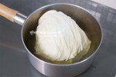 끓어오르면 손질한 양배추를 넣어줍니다.