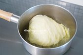 뚜껑을 덮고 중불에서 뜨거운 증기로 삶습니다. 6~7분 삶으면 아삭한 식감이 유지되고, 8~9분 삶으면 부드럽고 촉촉해집니다.