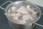 토막낸 닭은 흐르는 물에 씻어 뼛가루와 내장을 제거하고, 끓는 물에 살짝 데친 뒤 찬물에 헹구어 물기를 털어줍니다.