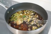찜닭 양념은 진간장 2/3컵, 맛술 1/2컵, 황설탕 1/2컵, 다진 마늘 2큰술, 간 생강 1/3큰술, 다진 대파 1컵, 참기름 3큰술, 물 2컵으로 만들고, 채소 양에 따라 단짠을 조절합니다.