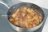 닭과 양념을 센 불에서 끓이고, 매운 맛을 원하면 건고추를 넣습니다. 뚜껑을 열고 15분 정도 끓입니다.