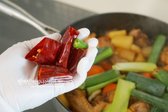 버섯이 익으면 불린 당면을 넣고, 간이 어우러지면 고추와 대파를 넣어 1~2분 더 끓입니다. 매운 맛 조절은 완성 후에 고추를 추가해도 좋습니다.