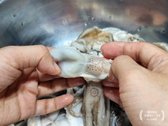 머리를 뒤집어 내장을 제거하고, 다리 사이에 있는 입과 눈도 가위로 잘라냅니다. 활 쭈꾸미는 머리만 따로 삶아도 좋지만, 생쭈꾸미는 내장을 가위로 제거하는 편이 깔끔합니다.