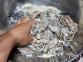 손질이 끝난 쭈꾸미에 밀가루 2큰술, 굵은소금 1큰술을 넣고 빨판 부분을 주물러 회색 물을 빼낸 뒤, 흐르는 물에 여러 번 헹구고 체반에 털어 물기를 제거합니다.