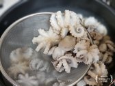 가을 쭈꾸미는 부드러우므로 끓는 물에 청주 1큰술을 넣고 정확히 10초만 데친 뒤, 물기를 잘 털어둡니다.