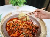 콩나물과 함께 먹으면 쭈꾸미의 쫄깃함과 콩나물의 아삭함이 어우러져 좋습니다. 밥과 비벼 드시기에도 손색없는 매콤달콤 쭈꾸미 볶음이 완성되었습니다.