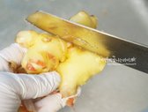 껍질을 벗기는 방법은 숟가락이나 칼로 살살 긁어내면 됩니다.