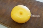 큰 배를 1개를 베이킹소다에 문질러 세척해줍니다.