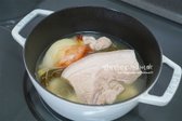 센 불에서 20분간 끓인 뒤 중불로 낮춰 총 1시간 끓입니다. 대파와 양파가 누린내를 제거하며 국물이 뽀얗게 우러나고 고기가 부드러워집니다.