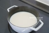 바글바글 끓이며 소금으로 간을 맞춥니다.