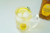 레몬즙이나 슬라이스, 허브를 넣어 산뜻한 풍미를 더합니다.